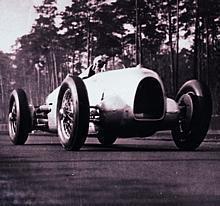 Erster Auftritt eines Auto Union Silberpfeil 1934 auf der Avus in Berlin: Hans Stuck lenkt den Auto Union Rennwagen Typ A